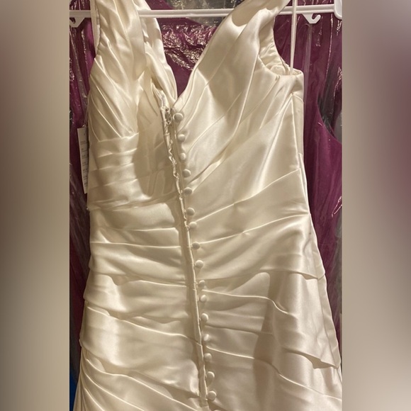 Ivory Private Label satin a-line strapped wedding gown - Picture 5 of 9